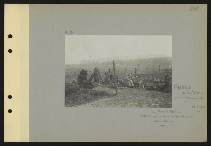 Château de la Haie (nord de Villers-au-Bois). Dans le parc. Mitrailleuses et lance-bombes allemands pris à Carency