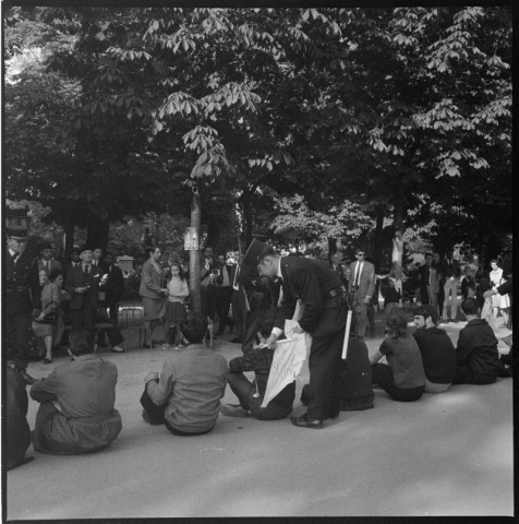 Marche antiatomique aux Champs-Elysées