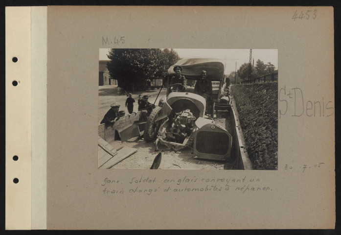 Saint-Denis. Gare. Soldat anglais convoyant un train chargé d'automobiles à réparer