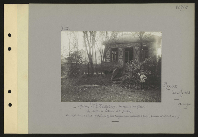 Nœux-les-Mines. Maison de M. Barthélemy, directeur des Mines. La salle de billard et le jardin. Au premier plan, trou d'obus (L'obus ayant rompu une conduite d'eau, le trou est plein d'eau)
