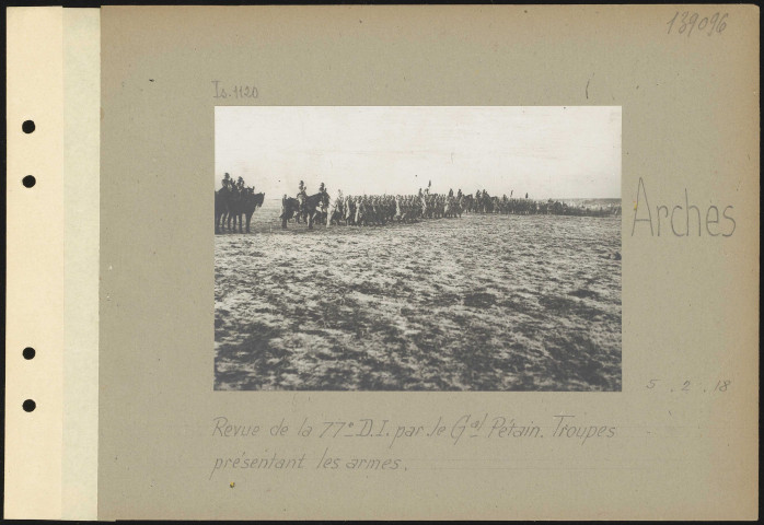 Arches. Revue de la 77e division d'infanterie par le général Pétain. Troupes présentant les armes