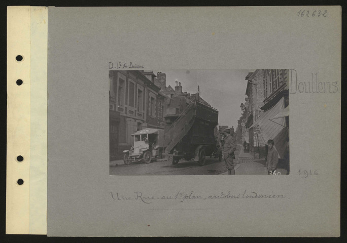 Doullens. Une rue : au premier plan, autobus londonien
