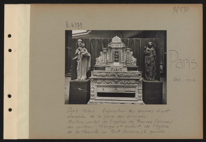 Paris. Petit Palais. Exposition des œuvres d'art évacuées de la zone des armées. Maître-autel de l'église de Reuves (Marne) au centre. Vierge et enfant de l'église de Neuville au Pont (Marne) à gauche