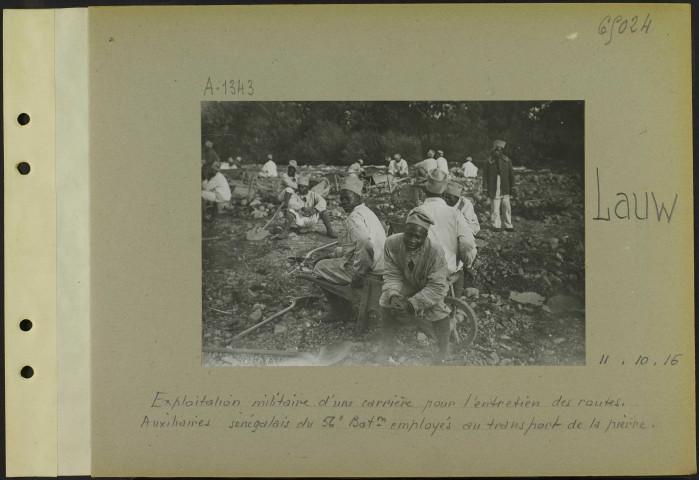 Lauw. Exploitation militaire d'une carrière pour l'entretien des routes. Auxiliaires sénégalais du 56e bataillon employés au transport de la pierre