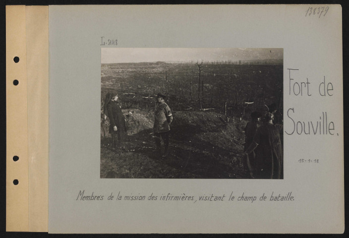 Fort de Souville. Membres de la mission des infirmières visitant le champ de bataille