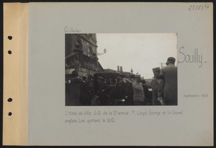 Souilly. L'hôtel de ville. QG de la 2e armée. M. Lloyd George et le colonel anglais Lee quittant le QG