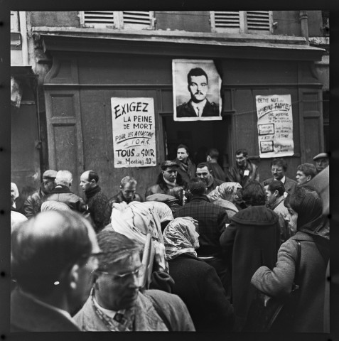 Rassemblement suite à l'assassinat de Georges Bazoge tué lors d'un attentat perpétré par l'OAS contre la permanence du PCF du 18e arrondissement de Paris