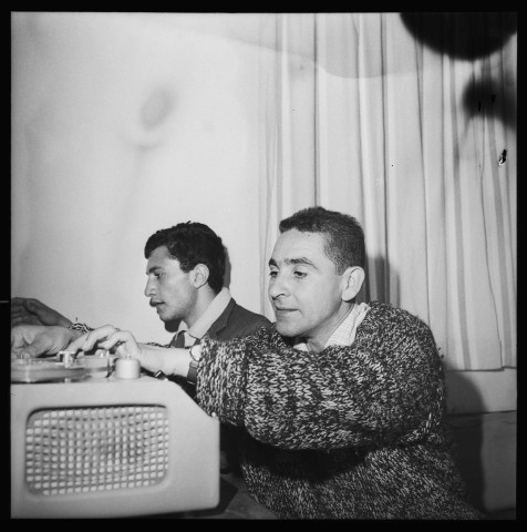 Portraits d'enfants et foule sur la plage