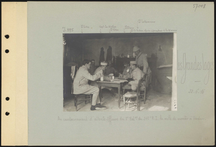 Les Grandes-Loges. Au cantonnement d'attente. Officiers du 5e Bataillon du 248e régiment d'infanterie la veille de monter à Verdun