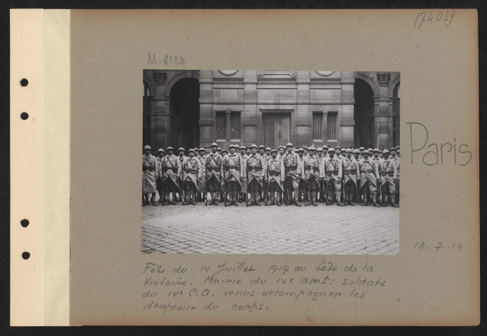 Paris. Fête du 14 juillet 1919 ou fête de la Victoire. Mairie du quatrième arrondissement : soldats du quatrième CA venus accompagner les drapeaux du corps