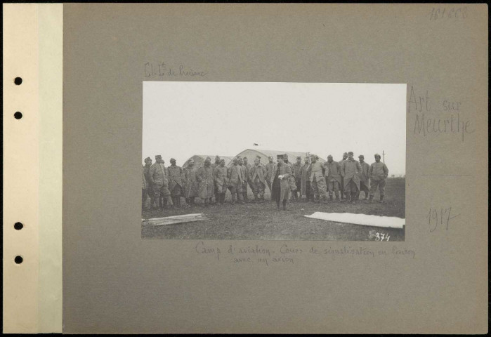 Art-sur-Meurthe. Camp d'aviation. Cours de signalisation en liaison avec un avion