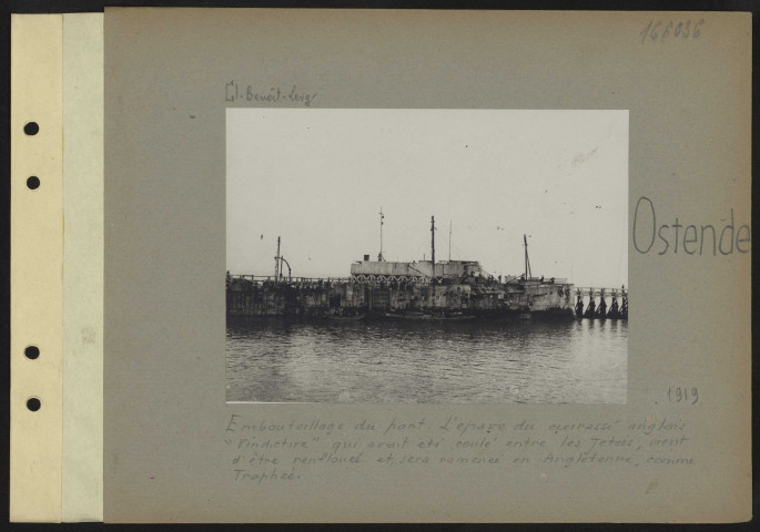 Ostende. Embouteillage du port. L'épave du cuirassé anglais "Vindictire" qui avait été coulé entre les jetées, vient d'être renflouée et sera ramenée en Angleterre, comme Trophée