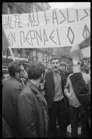 Manifestation du Premier mai : défilé des grecs au boulevard Magenta. Manifestation du 3 mai contre la guerre au Vietnam