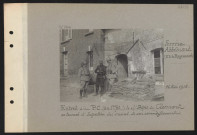 Ferme Abbémont (nord-ouest de Royaucourt). Entrée d'un PC (au premier plan) le sous-préfet de Clermont en tournée d'inspection des ruines de son arrondissement