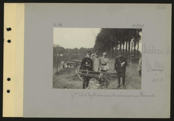 Château de la Haie (Carency). Généraux Foch et Fayolle examinant les canons pris aux Allemands