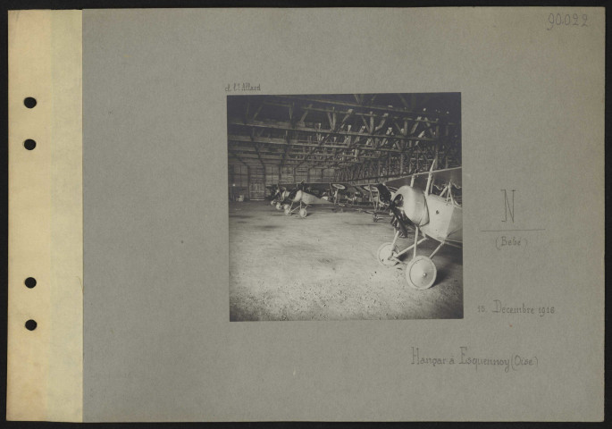 Esquennoy (Oise). N bébé. Hangar