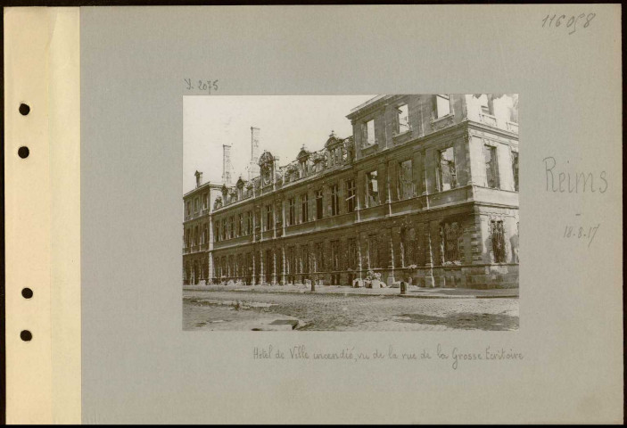 Reims. Hôtel de ville incendié, vu de la rue de la Grosse Ecritoire