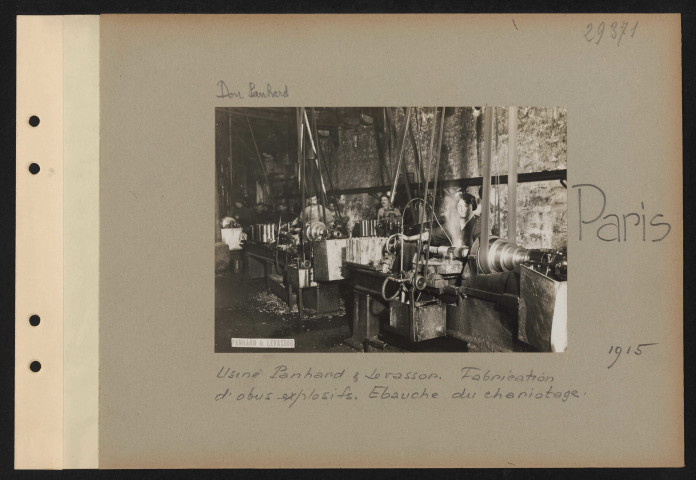Paris. Usine Panhard et Levassor. Fabrication d'obus explosifs. Ébauche du chariotage
