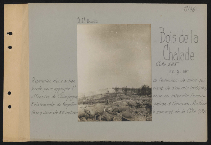 Bois de La Chalade, Cote 285. Préparation d'une action locale pour appuyer l'offensive de Champagne. Éclatements de torpilles françaises de 58 autour de l'entonnoir de mine qui vient de s'ouvrir (n° 55145) pour en interdire l'occupation à l'ennemi. Au fond, le sommet de la Cote 285