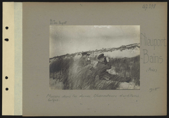 Nieuport-Bains (près). Maisons dans les dunes. Observateurs d'artillerie belges