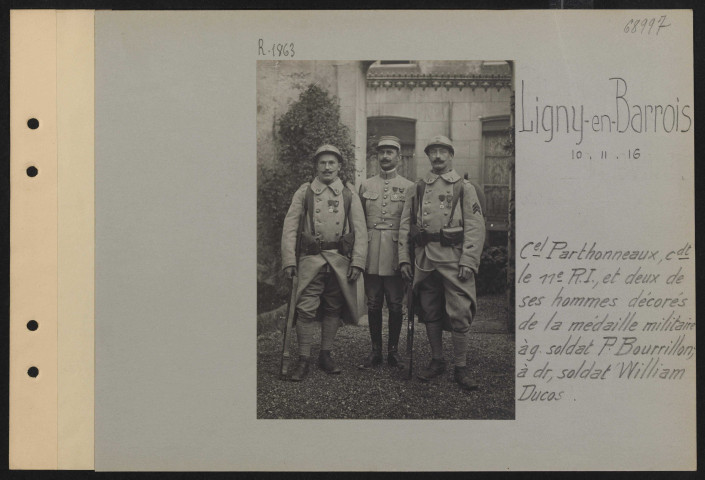 Ligny-en-Barrois. Colonel Parthonneaux commandant le 11e RI et deux de ses hommes décorés de la médaille militaire. À gauche, soldat P. Bourrillon ; à droite, soldat William Ducos