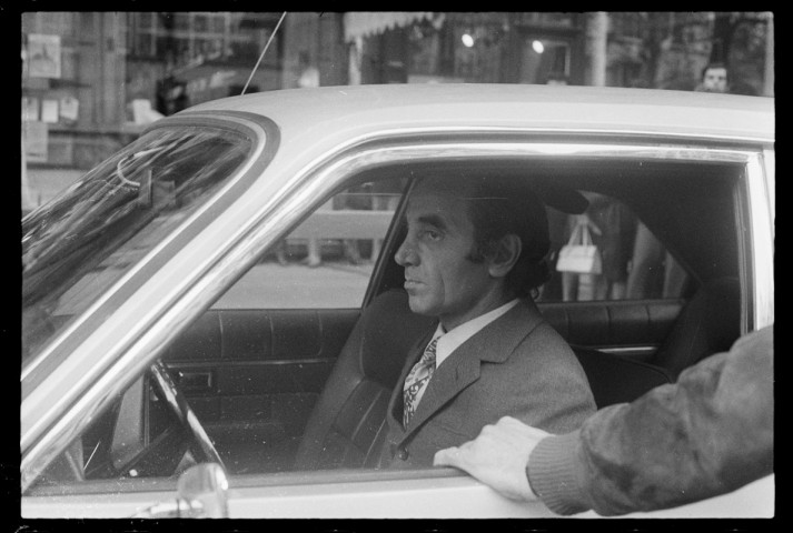 Charles Aznavour dans sa voiture et à la librairie. À l'entrée du théâtre du Châtelet, Robert Sendray de la FNS-CGT. Jérôme Lindon dans la rue. Meeting de la CIDUNATI de l'Ile-de-France avec Gérard Nicoud