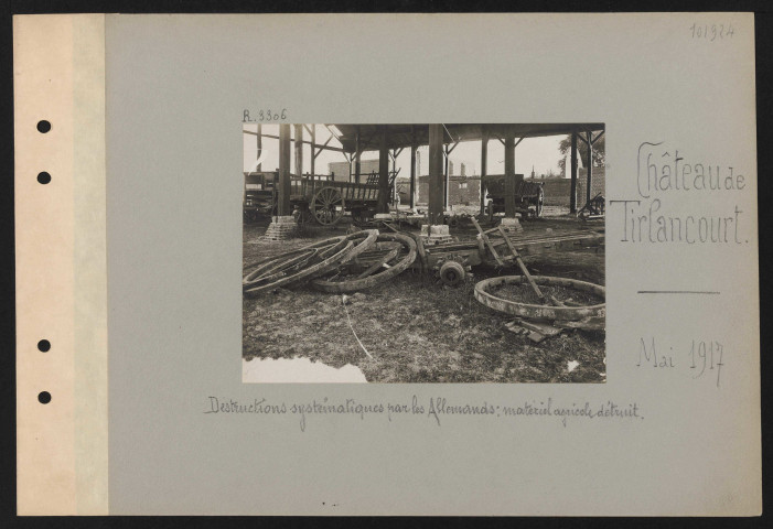 Château de Tirlancourt. Destructions systématiques par les Allemands : matériel agricole détruit