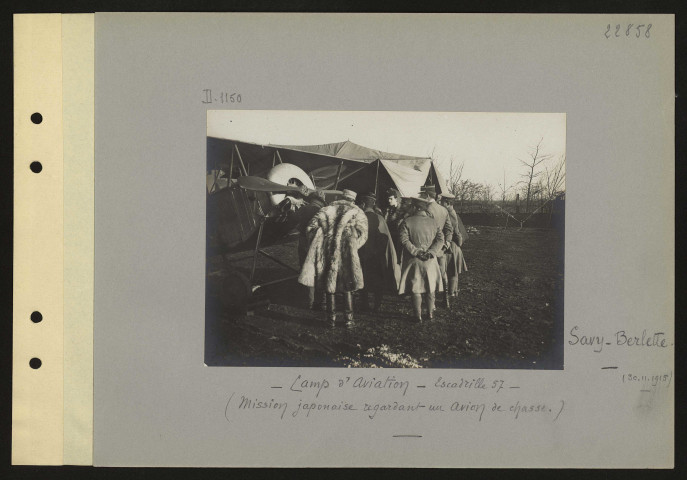 Savy-Berlette. Camp d'aviation. Escadrille 57. Mission japonaise regardant un avion de chasse