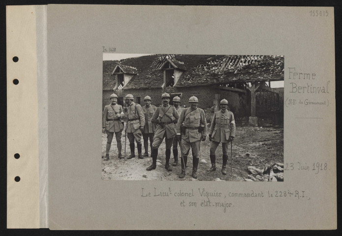 Ferme Bertinval (nord-est de Giraumont). Le lieutenant-colonel Viguier, commandant le 228e RI, et son état-major