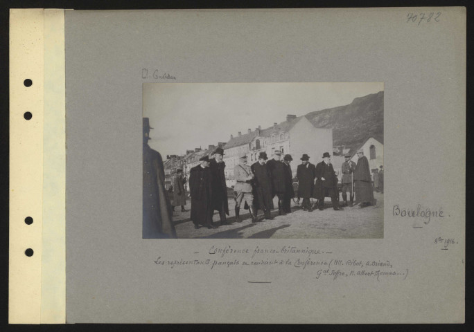 Boulogne. Conférence franco-britannique. Les représentants français se rendant à la conférence (MM. Ribot, A. Briand, général Joffre, M. Albert Thomas… )