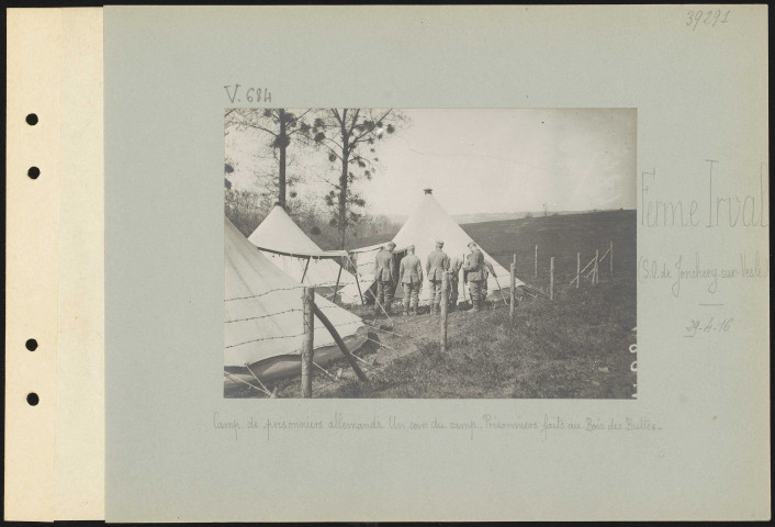 Ferme Irval (sud-ouest de Jonchery-sur-Vesle). Camp de prisonniers allemands. Un coin du camp. Prisonniers faits au Bois des Buttes