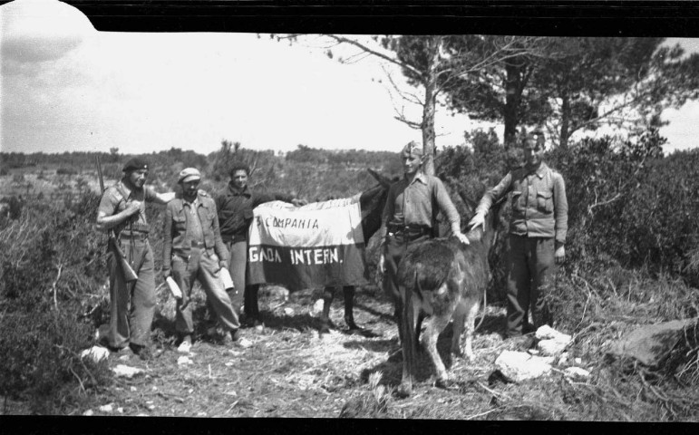 Brigadistes du Service de santé près de Fayon. De gauche à droite :(1) Cieslak, (2) Zborowski (?), (4) Gabriel Ersler, (5) Antonio l'infirmier du 1er bataillon XIIIe B.I. Sur l'âne, le drapeau du service de santé