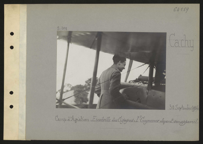Cachy. Camp d'aviation : escadrille des Cigognes : lieutenant Guynemer devant son appareil