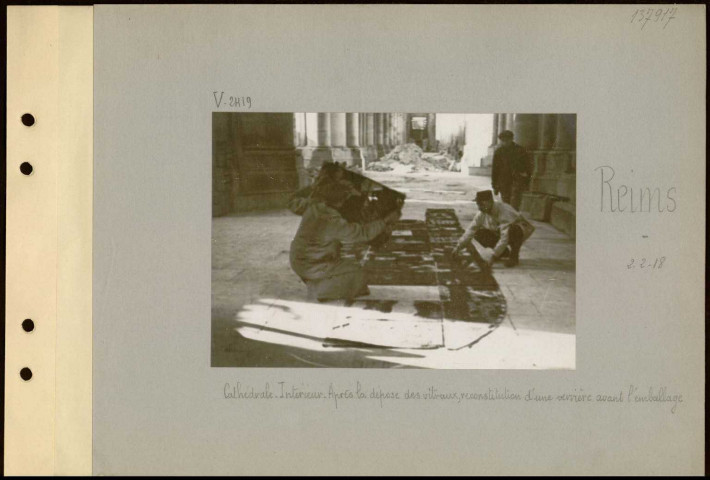 Reims. Cathédrale. Intérieur. Après la dépose des vitraux, reconstitution d'une verrière avant l'emballage