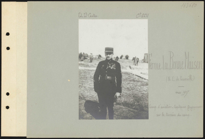 Ferme La Bonne Maison (nord-est de Courville). Camp d'aviation. Capitaine Guynemer sur le terrain du camp