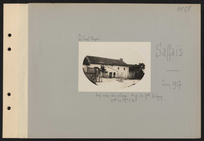 Saffais. Un coin du village. À gauche, le général Deligny commandant le 39e CA