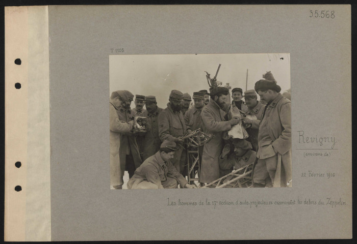 Revigny (environs de). Les hommes des auto-canons examinant les débris du Zeppelin