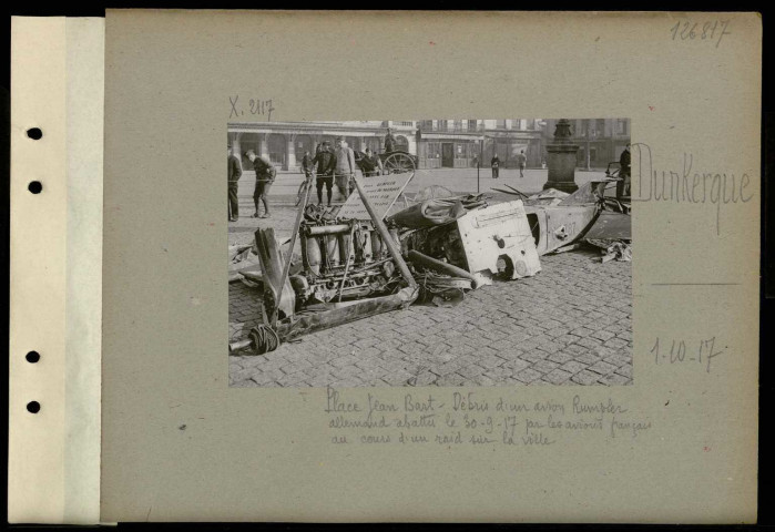 Dunkerque. Place Jean Bart. Débris d'un avion Rumpler allemand abattu le 30-9-17 par les avions français au cours d'un raid sur la ville