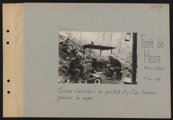 Forêt de Hesse, Bois d'Esnes. Cuisine d'artilleurs du 84e RA. À gauche, capitaine Jammes goûtant la soupe