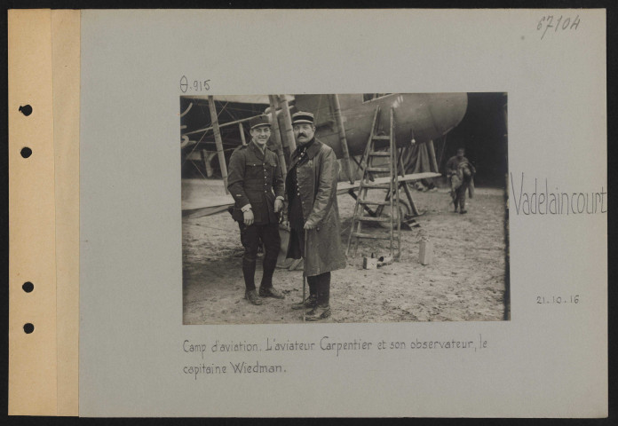 Vadelaincourt. Camp d'aviation. L'aviateur Carpentier et son observateur, le capitaine Wiedman