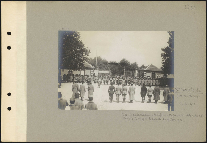 Sainte-Menehould (caserne Valmy). Remise de décorations à des officiers, sous-officiers et soldats du 151e régiment d'infanterie, après la bataille du 30 juin 1915