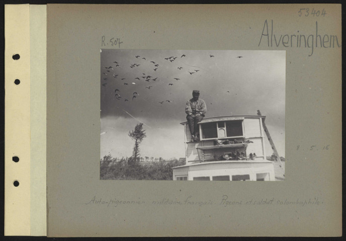 Alveringhem. Auto-pigeonnier militaire français. Pigeons et soldat colombophile