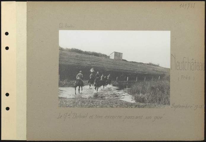 Neufchâteau (près). Le général Dubail et son escorte passant un gué