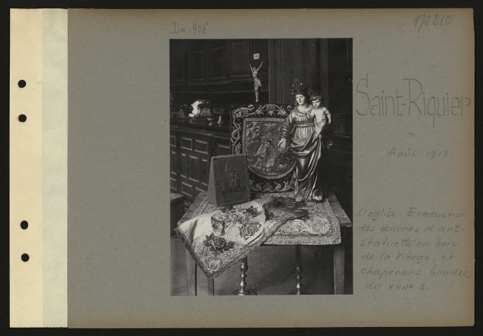 Saint-Riquier. L'église. Evacuation des œuvres d'art. Statuette en bois de la Vierge, et chaperons brodés. Du XVIIe siècle