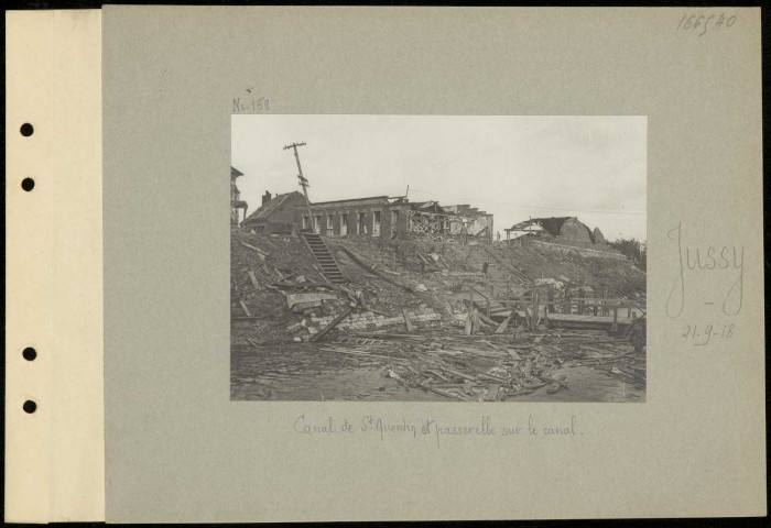 Jussy. Canal de Saint-Quentin et passerelle sur le canal