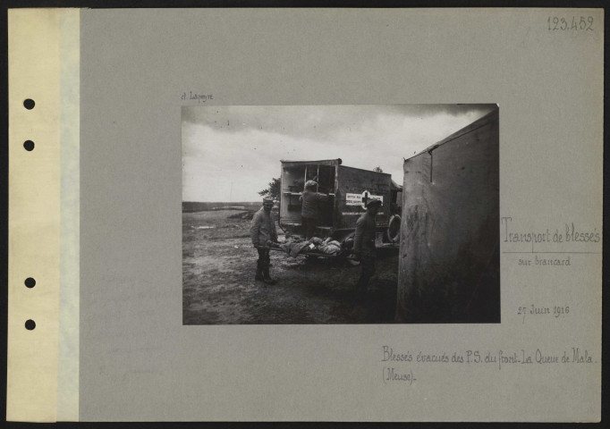 La Queue de Mala (Meuse). Transport de blessés sur brancard. Blessés évacués des poste de secours du front