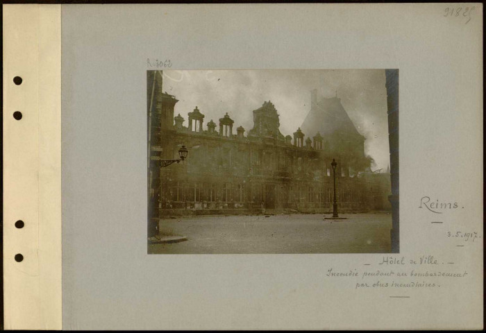 Reims. Hôtel de ville. Incendie pendant un bombardement par obus incendiaires