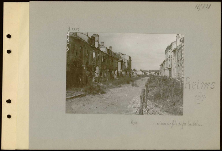 Reims. Rue ? ; réseau de fils de fer barbelés