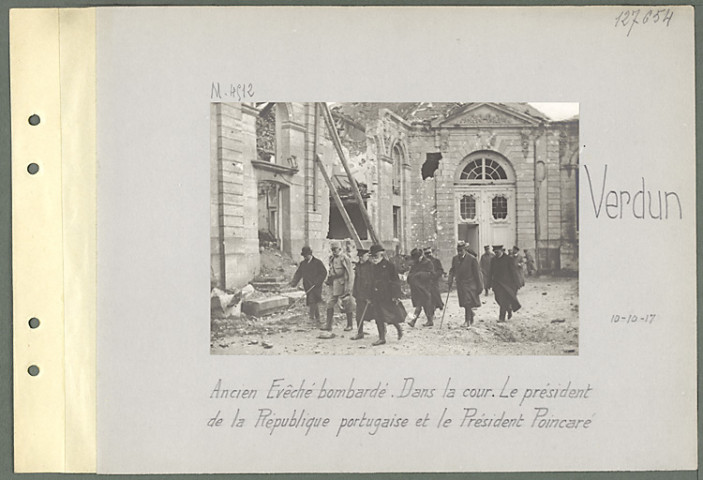 Verdun. Ancien évêché bombardé. Dans la cour. Le président de la république portugaise et le président Poincaré