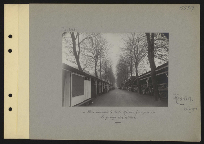 Hesdin. Parc automobile de la mission française. Le garage des voitures